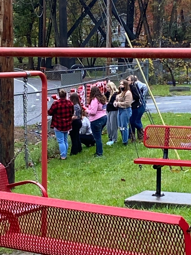 students putting up red cups